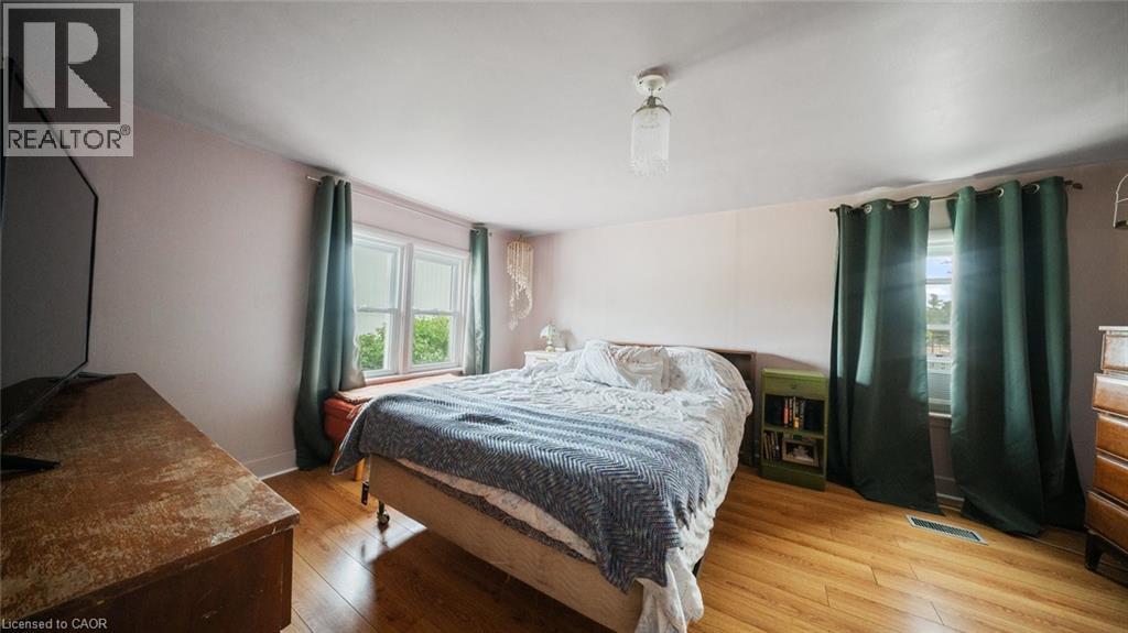 509 Queensway W Property Photo 21