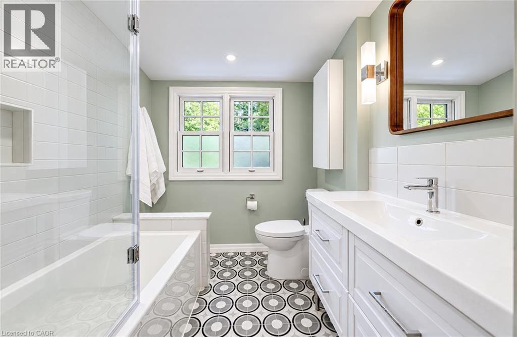 656 Westmount Road W Property Photo 32