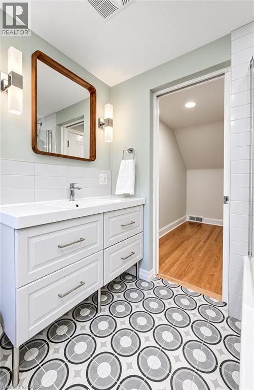 656 Westmount Road W Property Photo 33