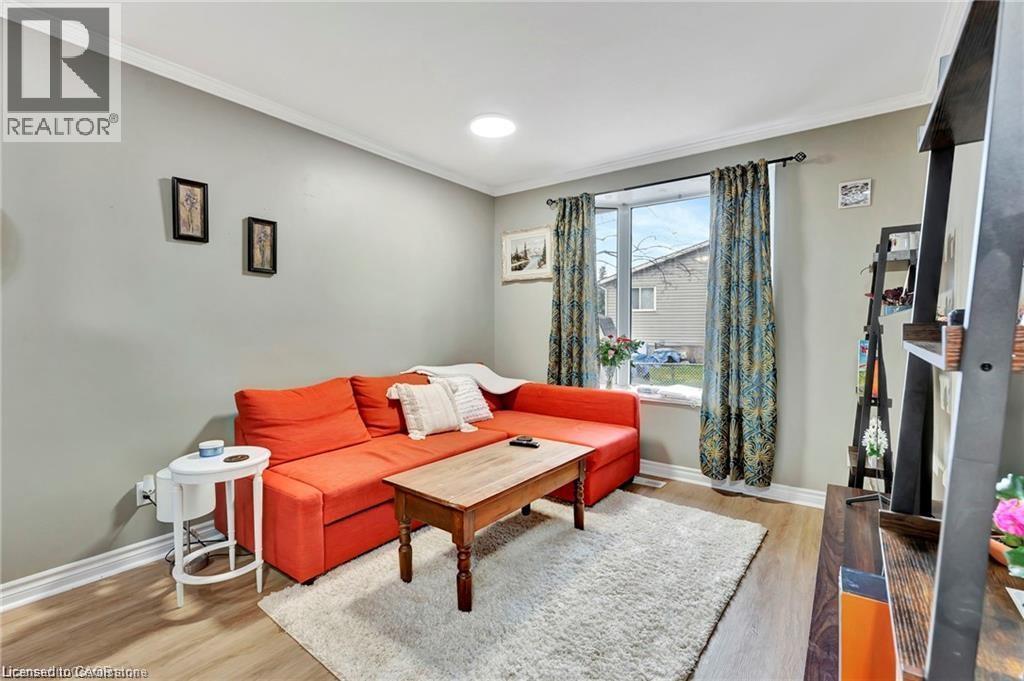 93 ROBERTSON Crescent