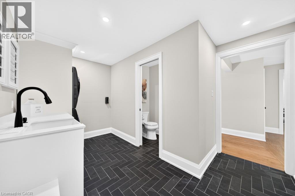 385 Rosslyn Drive Property Photo 8