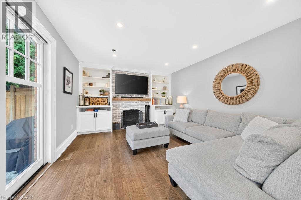 385 Rosslyn Drive Property Photo 16