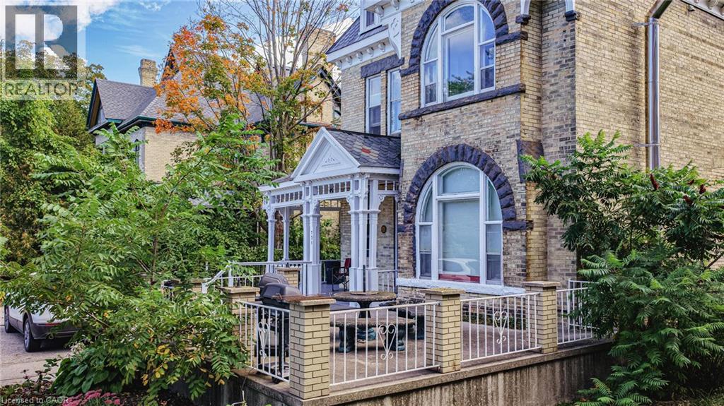 731 Princes Street N Property Photo 6