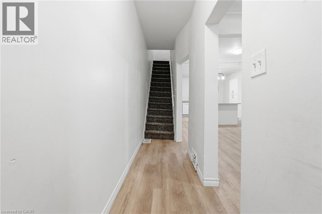 39 Burlington Street E Property Photo 4