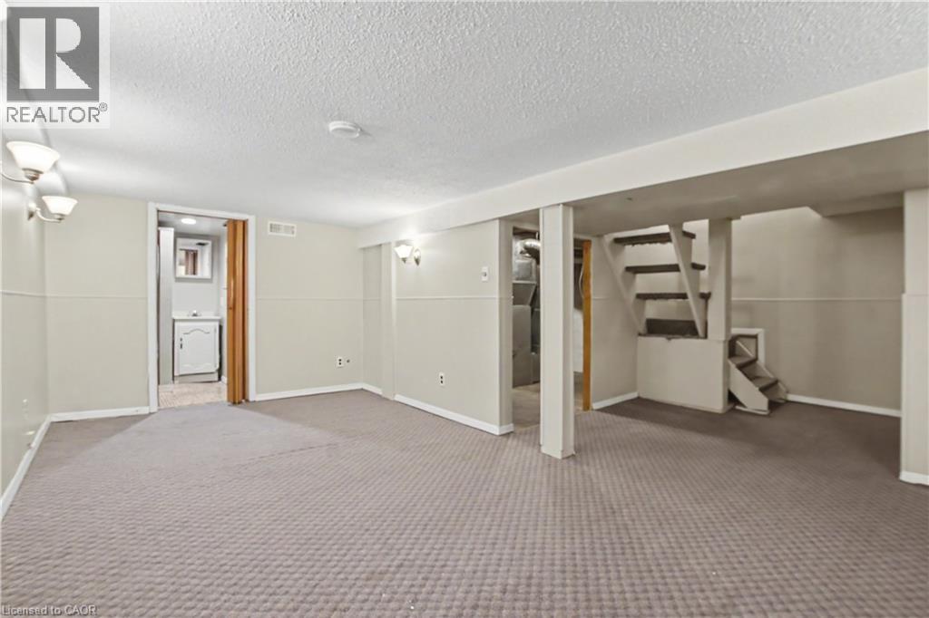 279 Ottawa Street S Property Photo 27