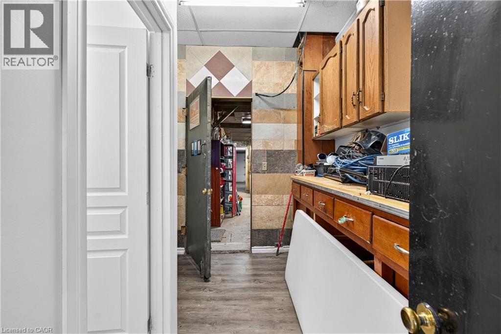 689 Barton Street E Property Photo 14
