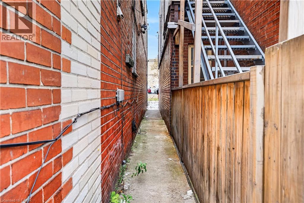 689 Barton Street E Property Photo 45