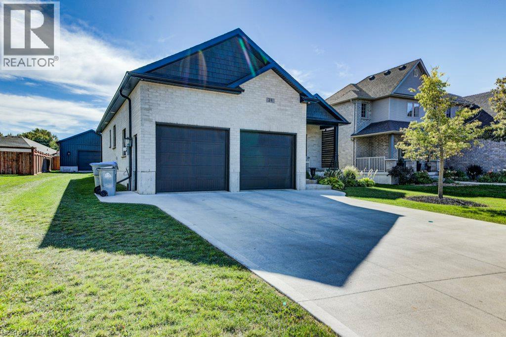 24 Gilmer Crescent Property Photo 3