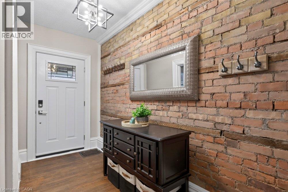 427 Jackson Street W Property Photo 4