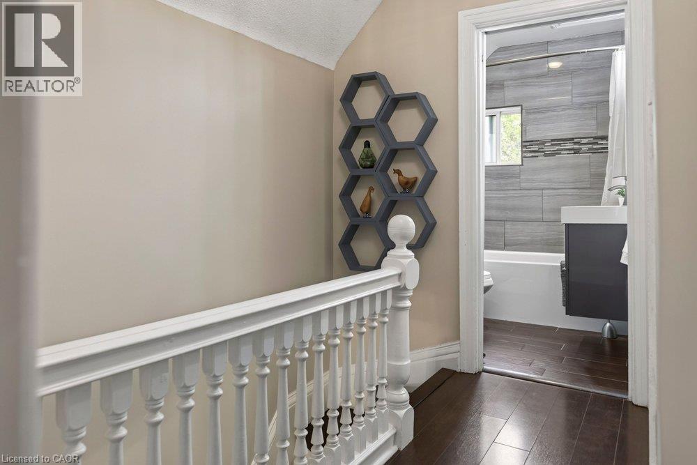 427 Jackson Street W Property Photo 15
