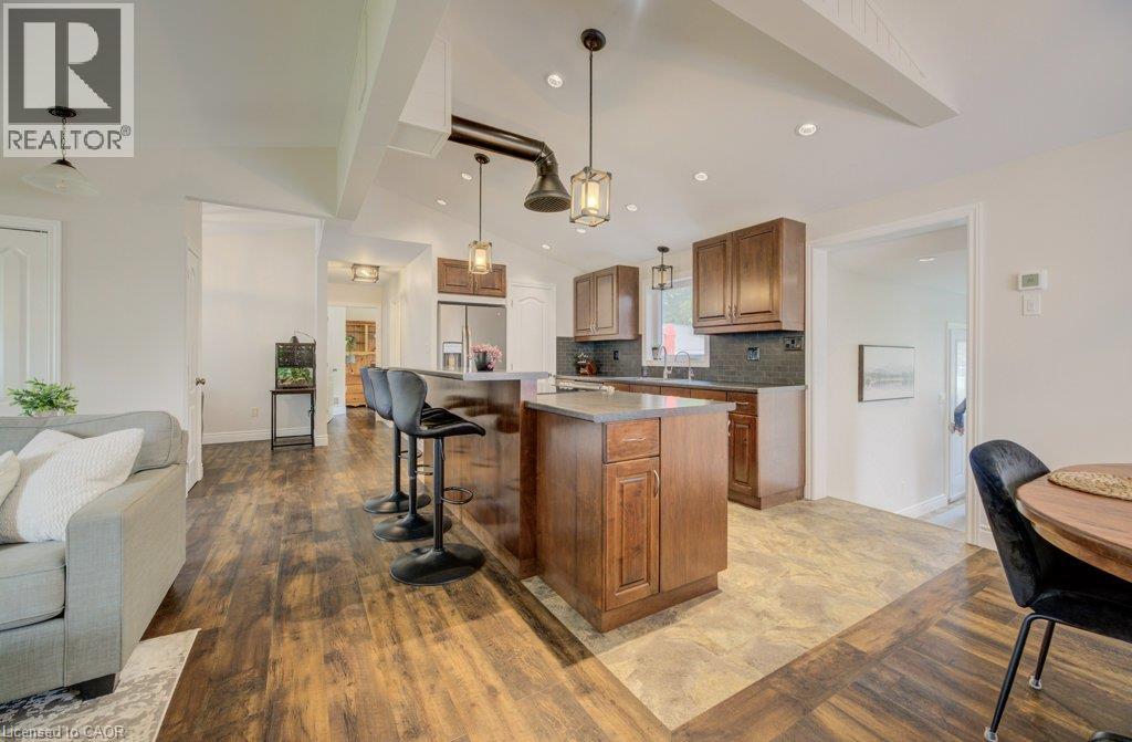 1077 Queen Street Property Photo 7