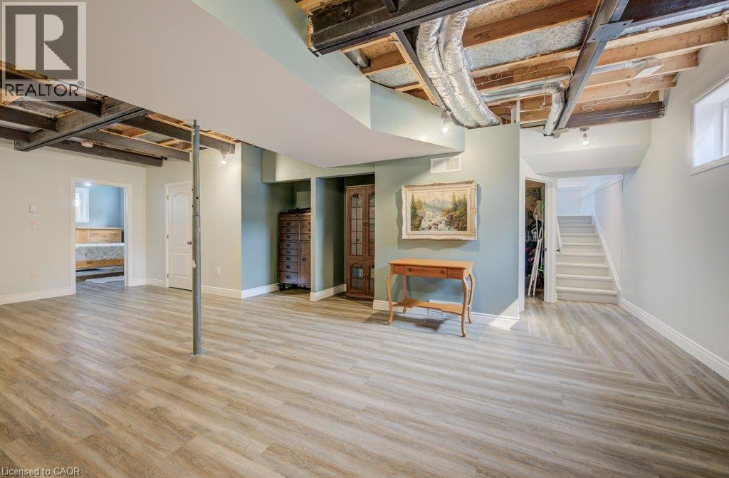 1077 Queen Street Property Photo 22
