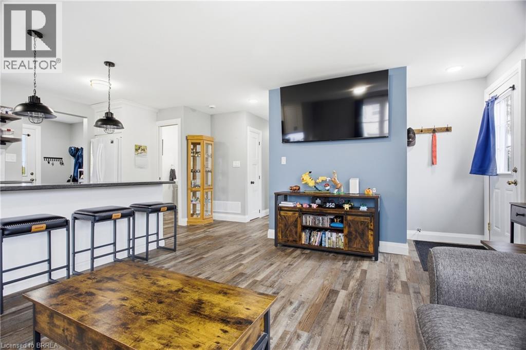 60 Railway Street W Property Photo 9