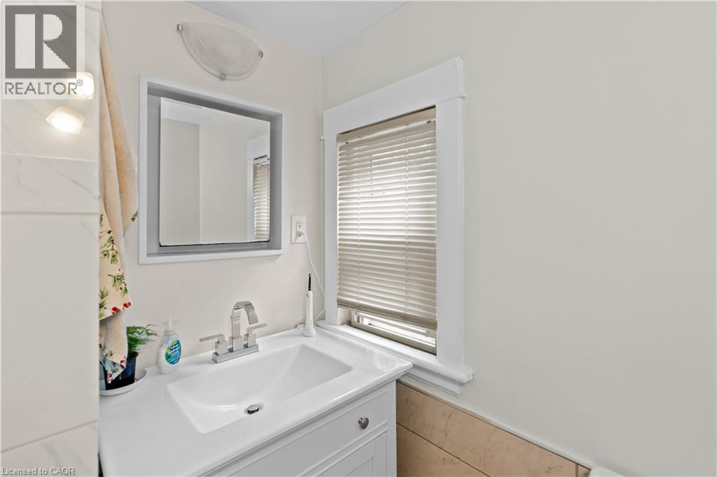 33 Cline Avenue N Property Photo 8