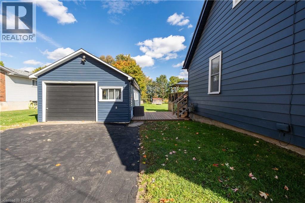54 Railway Street E Property Photo 7