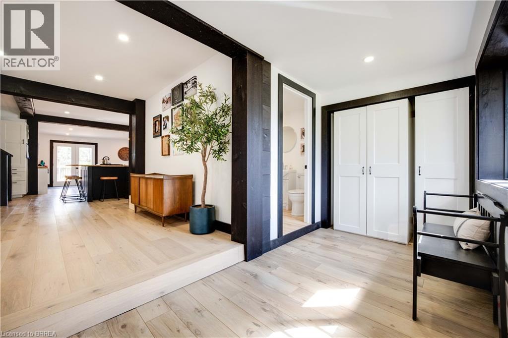 54 Railway Street E Property Photo 8