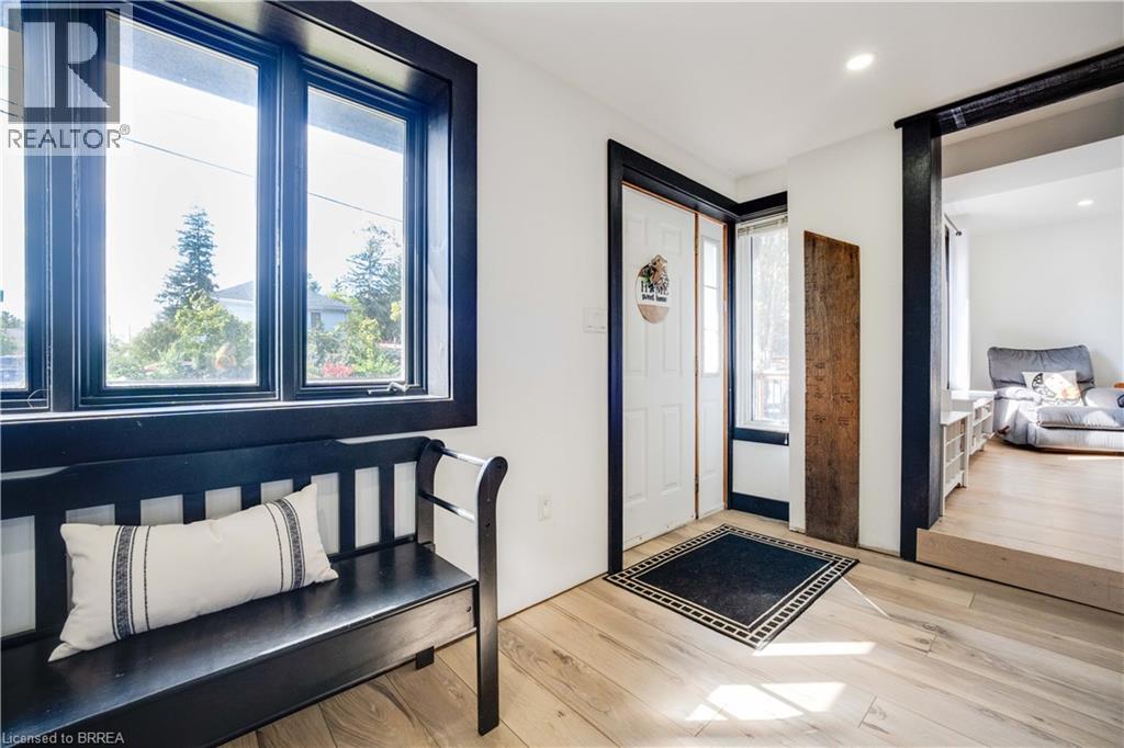 54 Railway Street E Property Photo 9