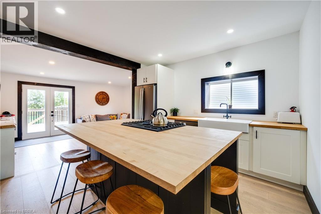 54 Railway Street E Property Photo 11