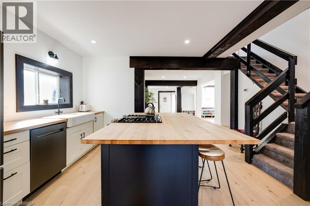 54 Railway Street E Property Photo 12