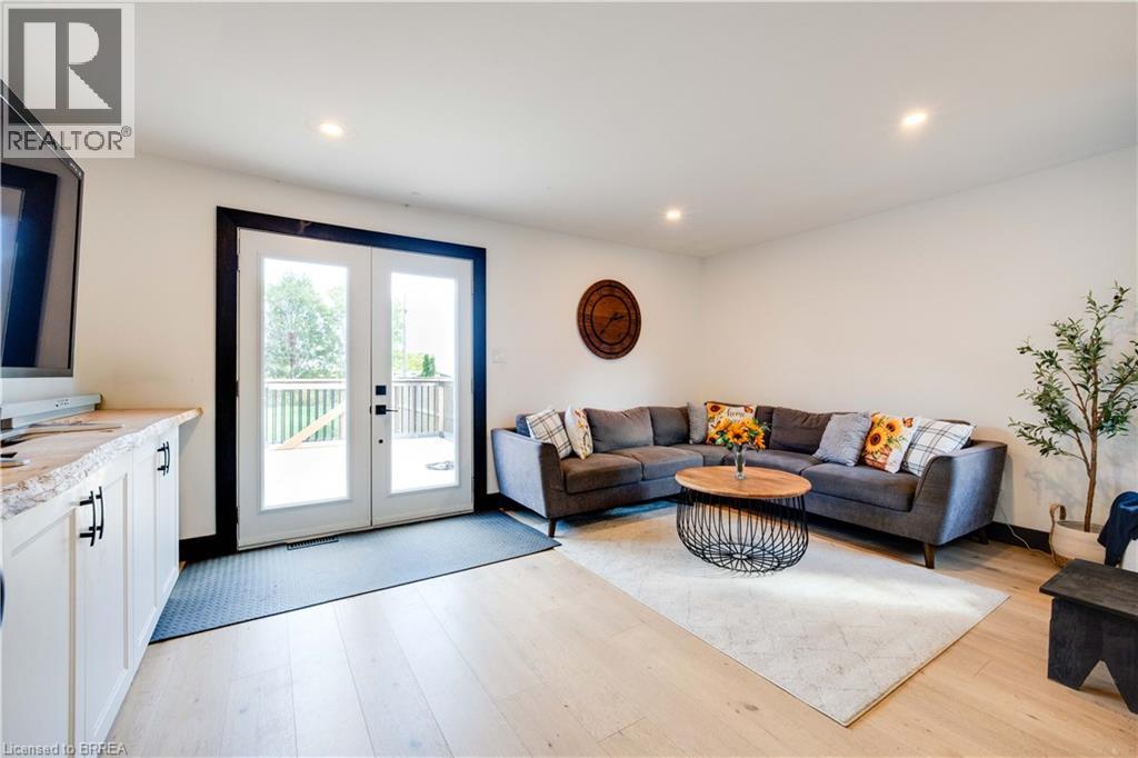 54 Railway Street E Property Photo 14