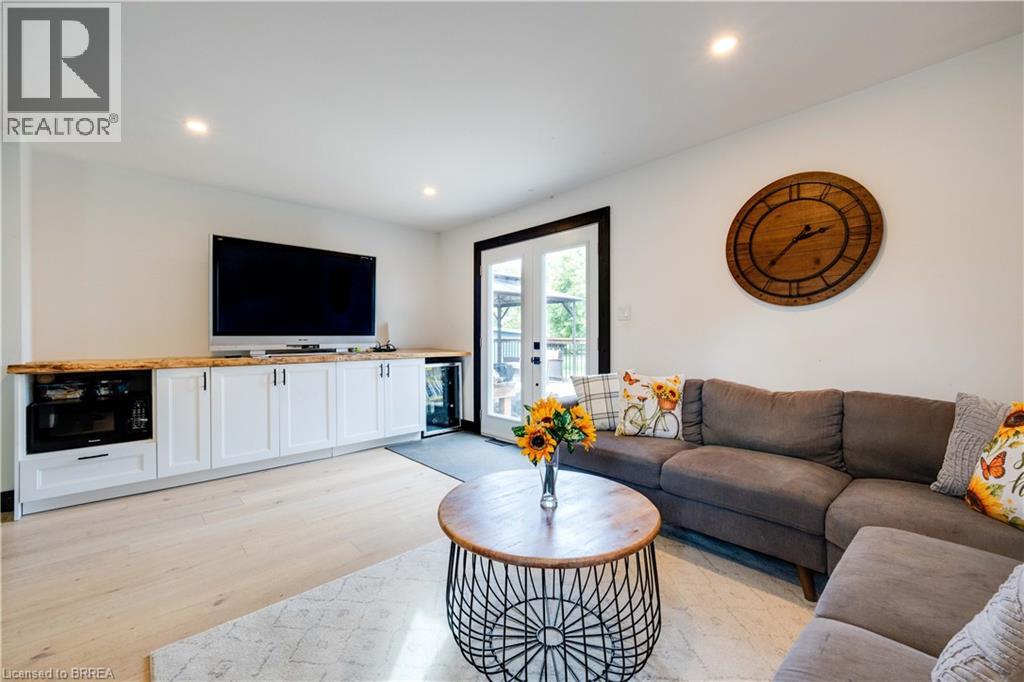 54 Railway Street E Property Photo 15