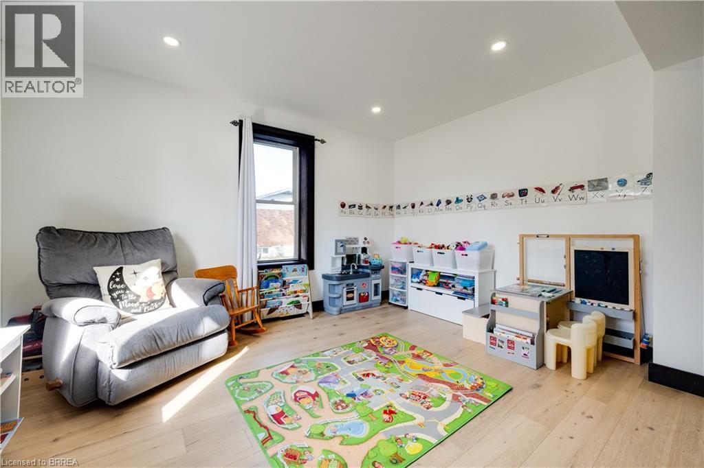 54 Railway Street E Property Photo 19