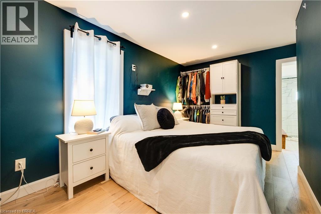 54 Railway Street E Property Photo 21