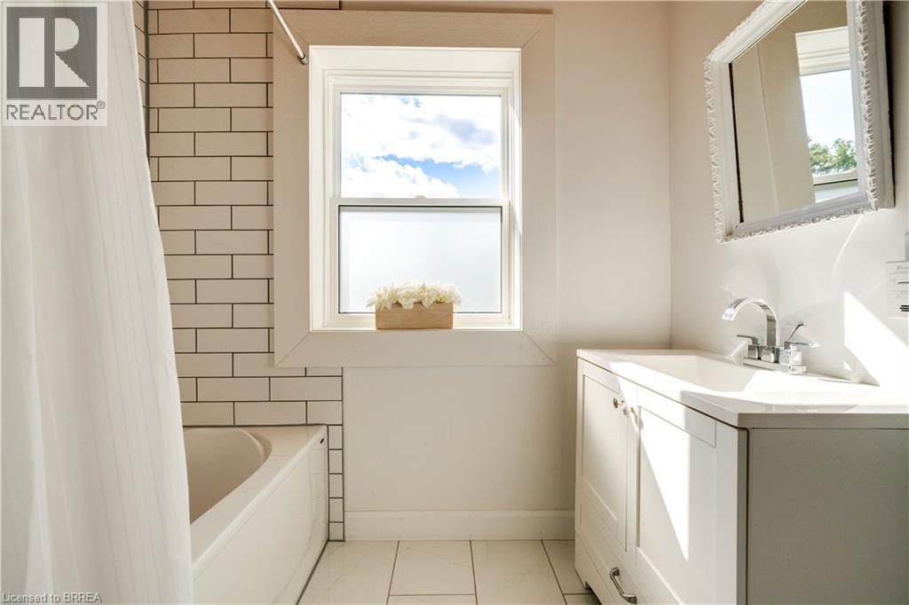 54 Railway Street E Property Photo 25
