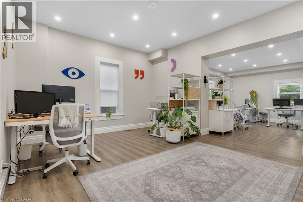 33 Young Street E Property Photo 8