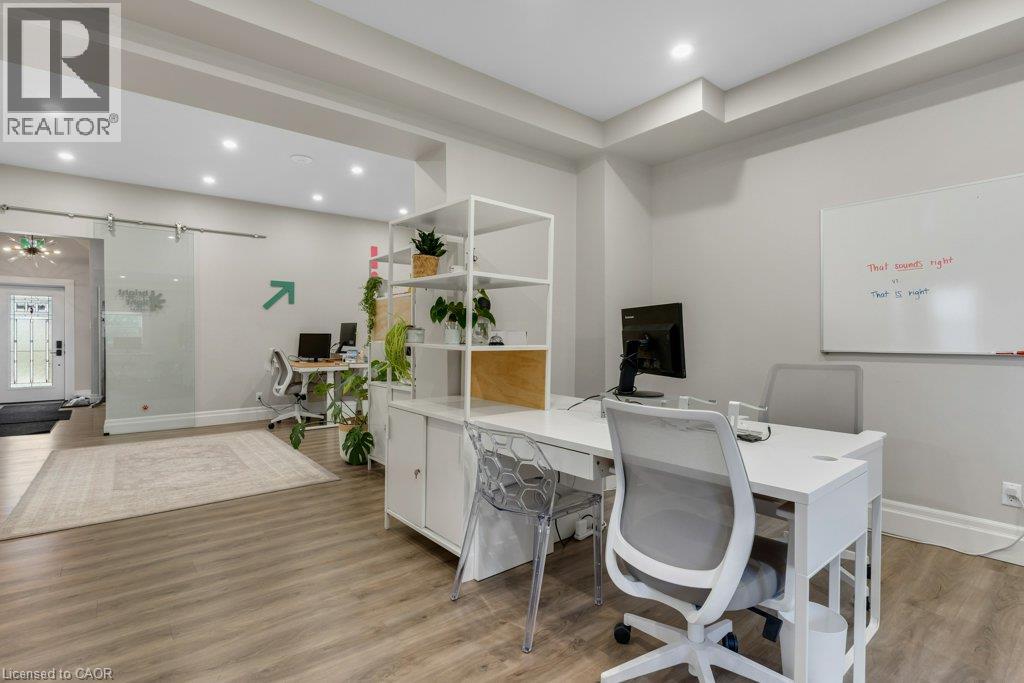 33 Young Street E Property Photo 15
