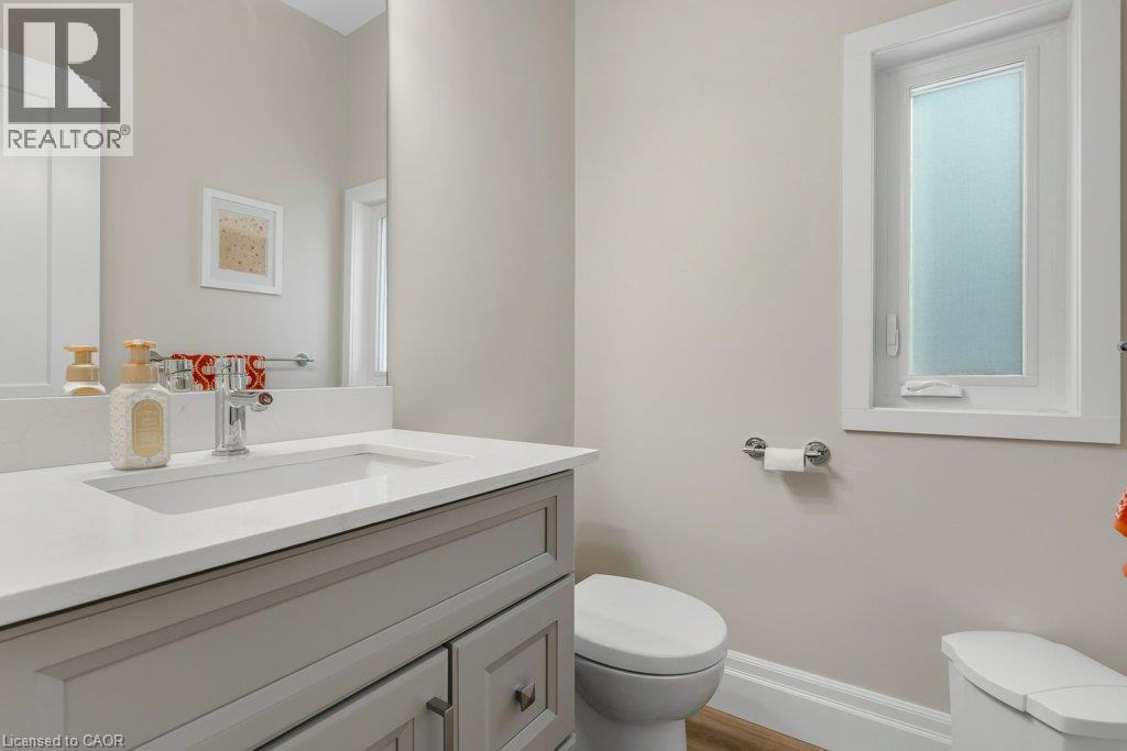 33 Young Street E Property Photo 18