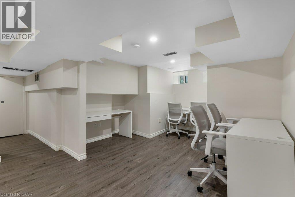 33 Young Street E Property Photo 19