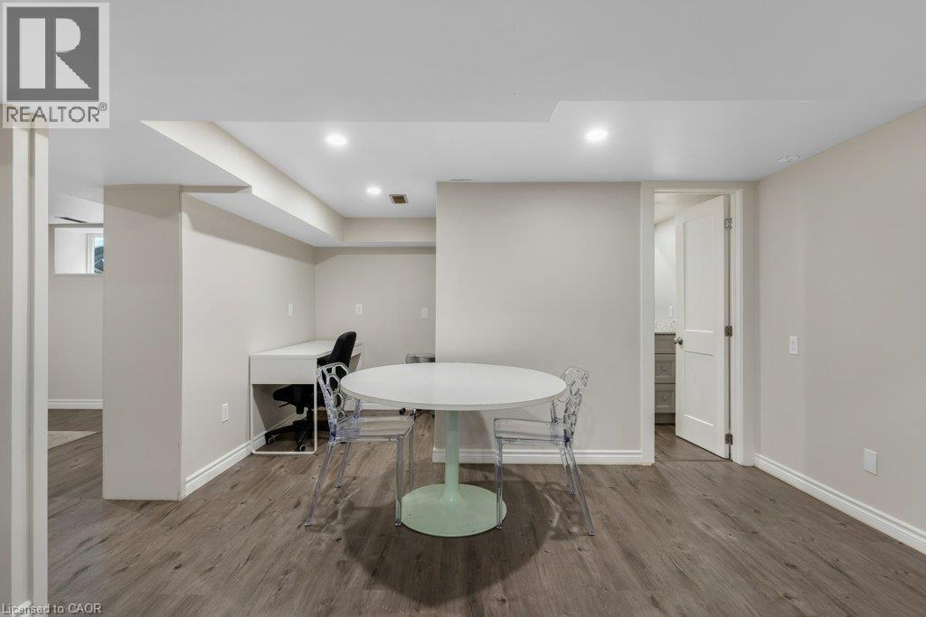 33 Young Street E Property Photo 20