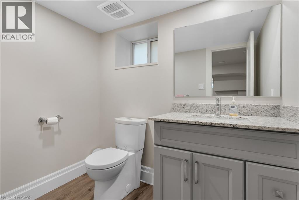 33 Young Street E Property Photo 21