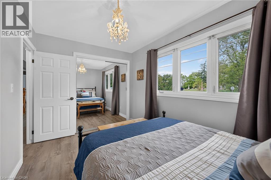 28 Nelles Street E Property Photo 29