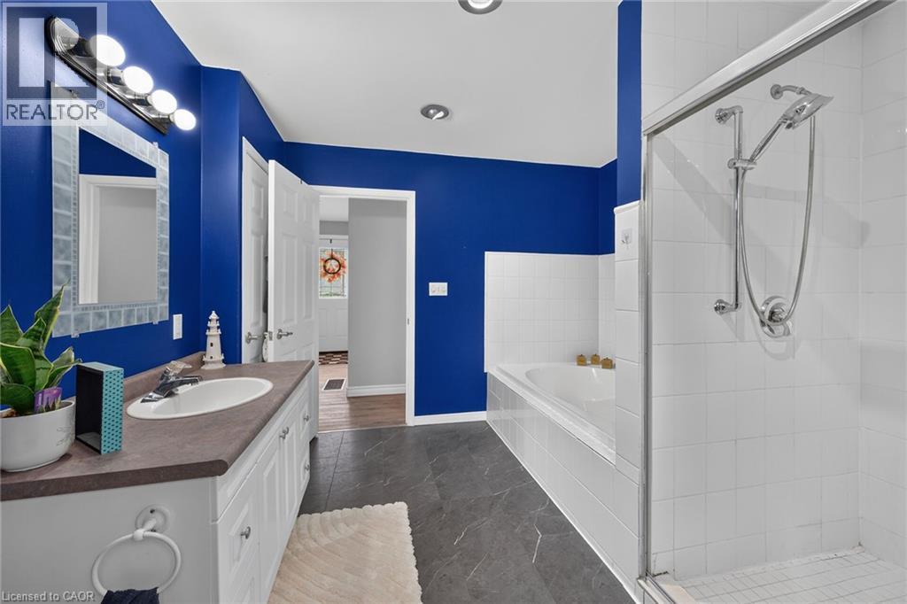28 Nelles Street E Property Photo 32