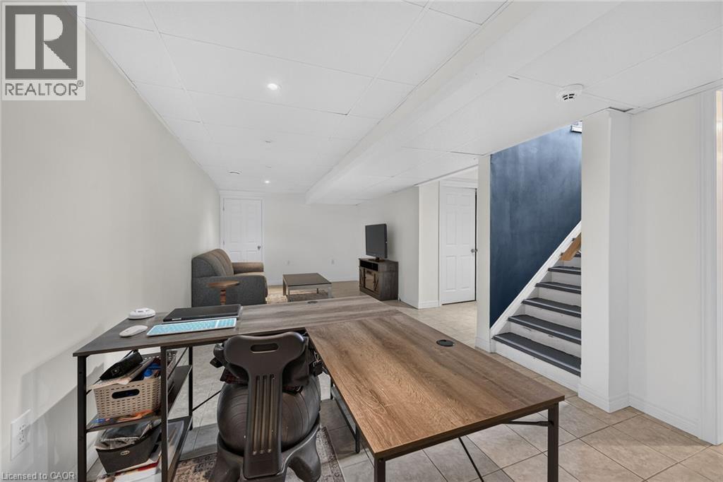 28 Nelles Street E Property Photo 35