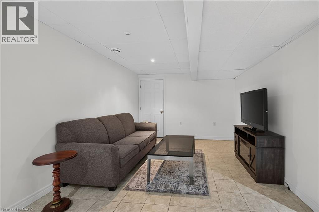 28 Nelles Street E Property Photo 36
