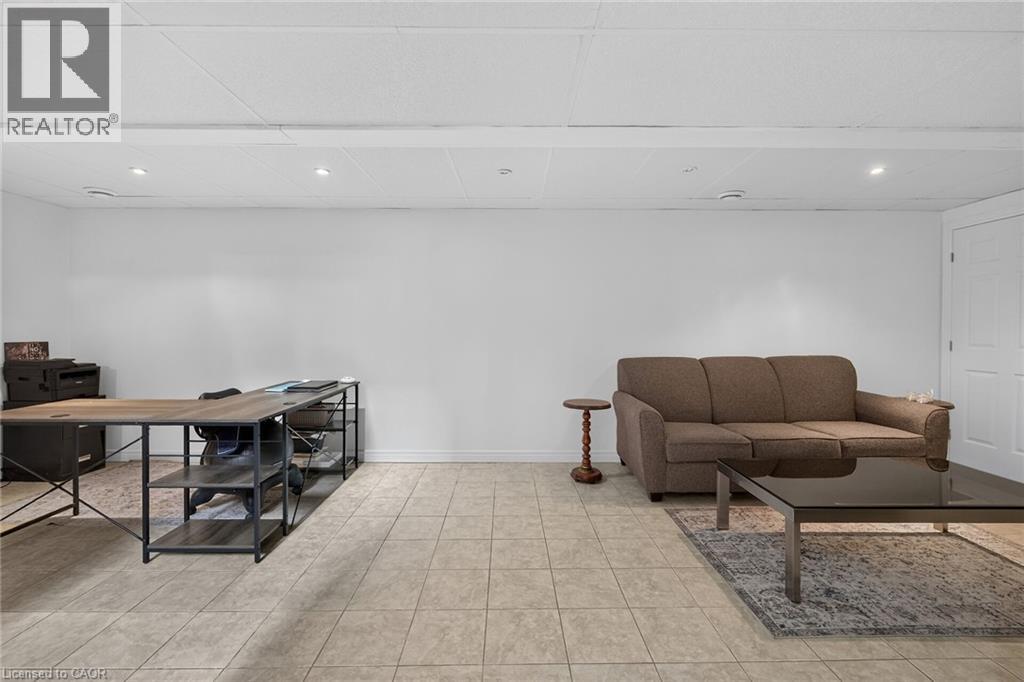 28 Nelles Street E Property Photo 37