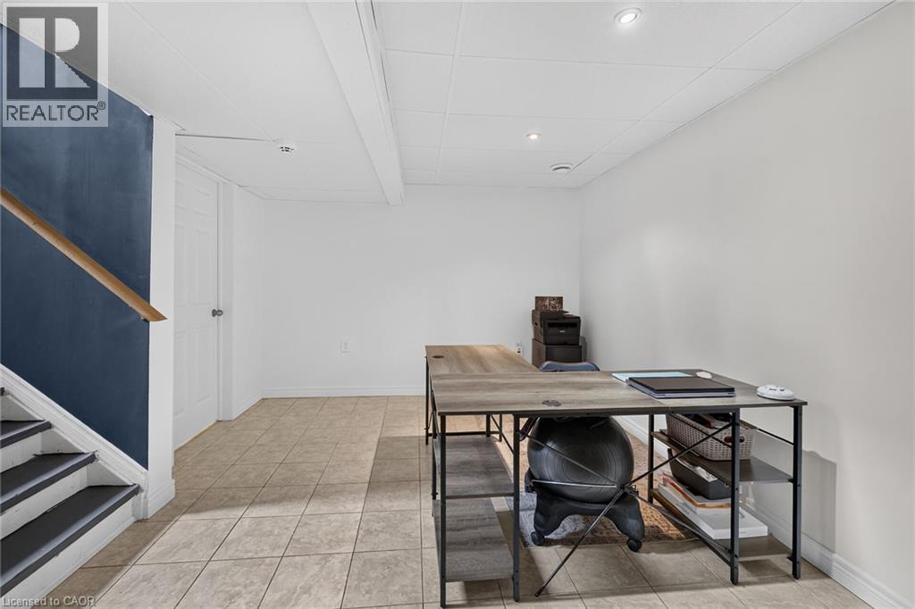 28 Nelles Street E Property Photo 39