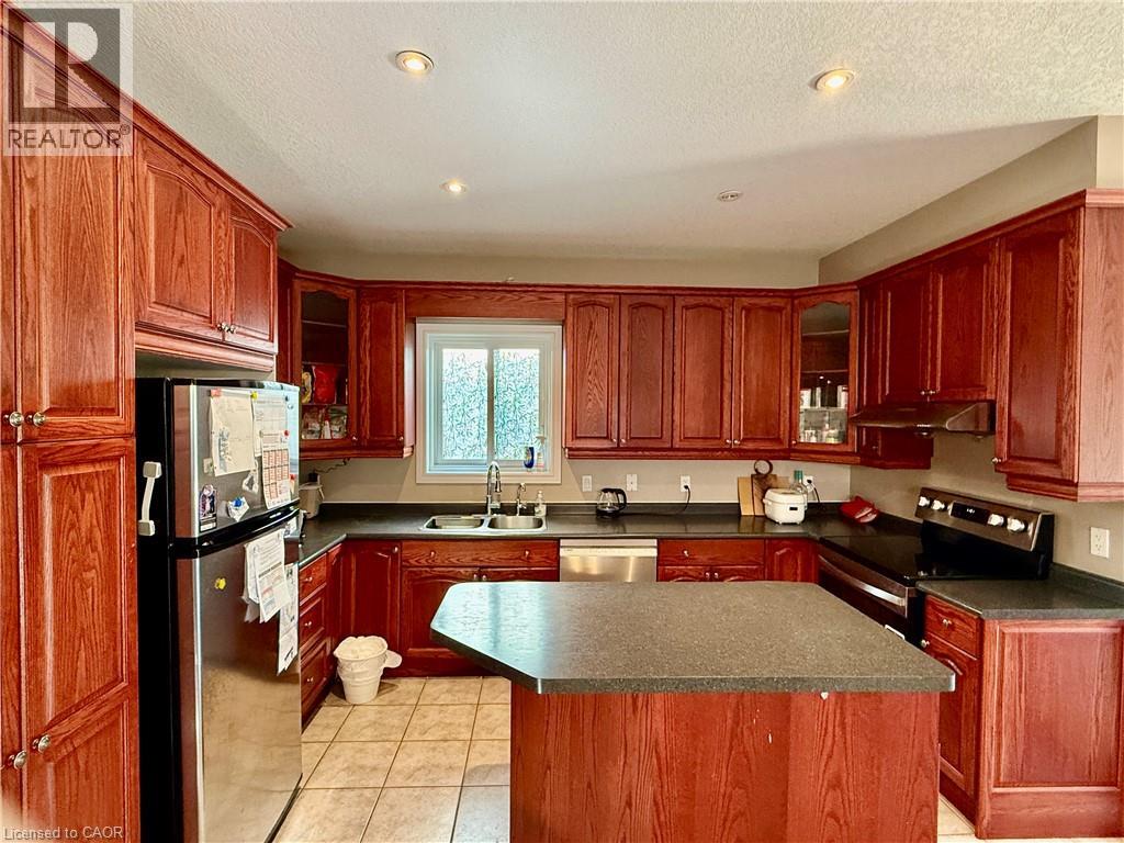 596 Violet Street Property Photo 5