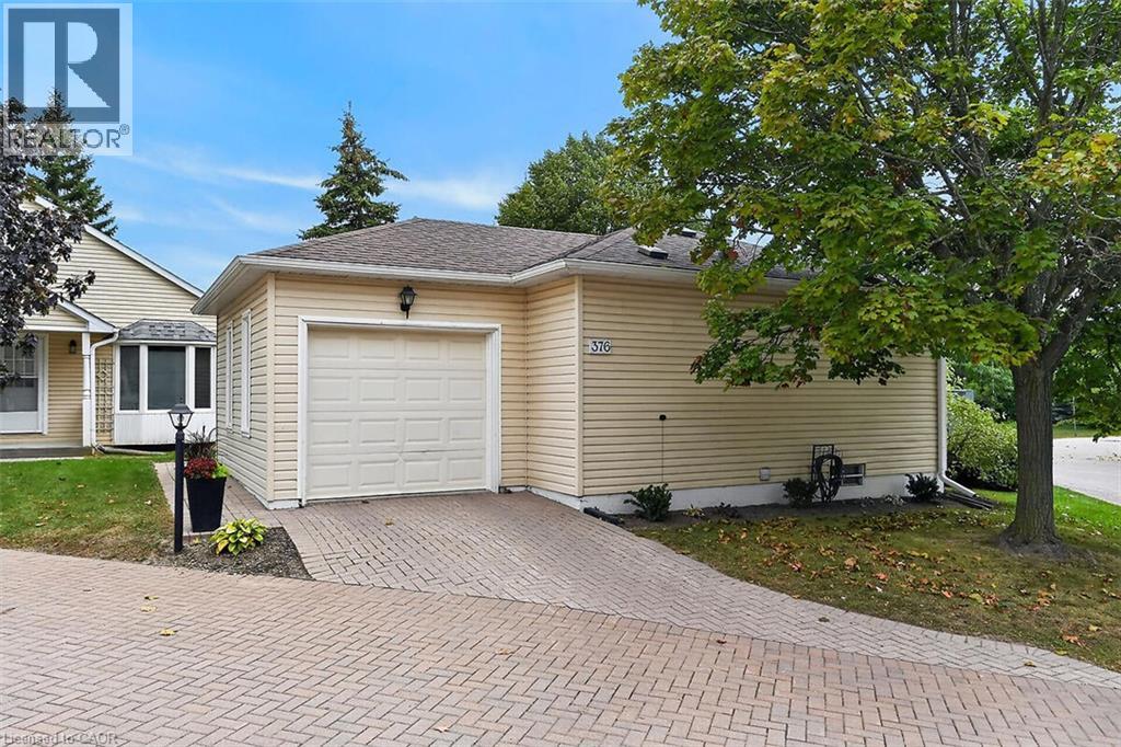 376 Silverbirch Boulevard Property Photo 2