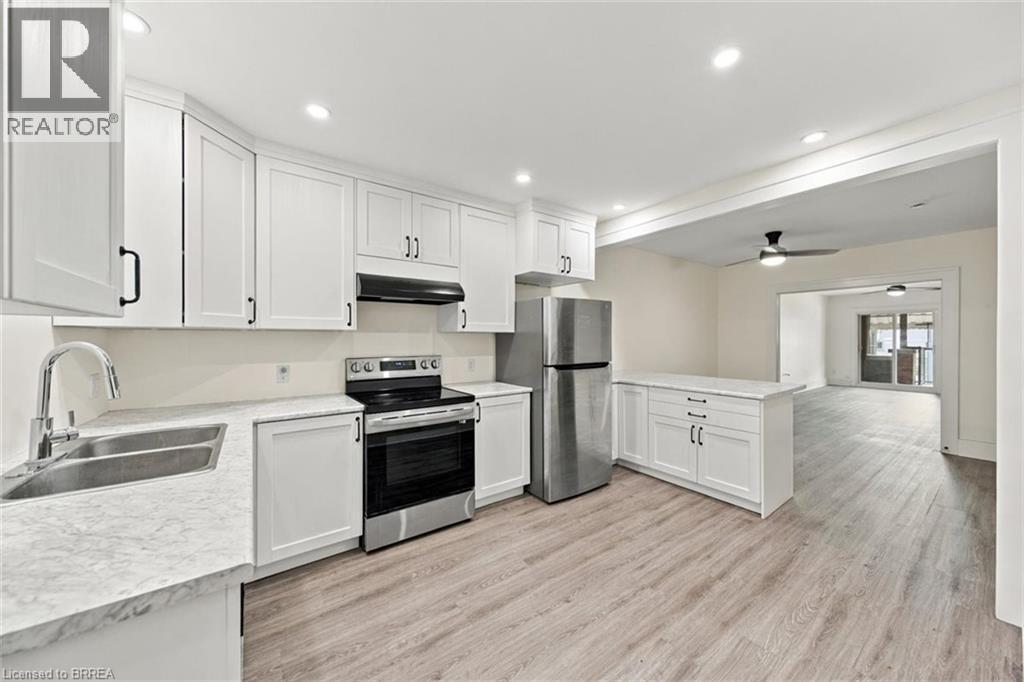 46 Grand River Street N Property Photo 8