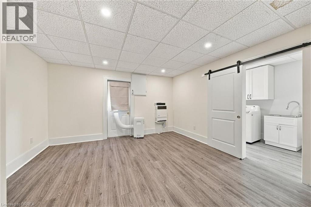 46 Grand River Street N Property Photo 18
