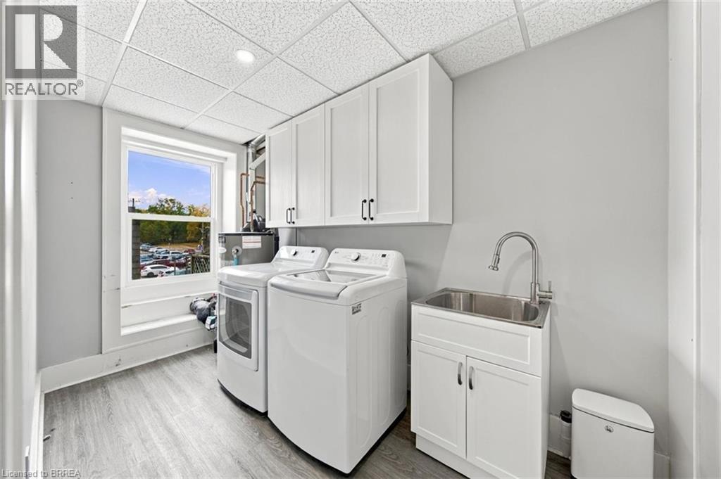 46 Grand River Street N Property Photo 20