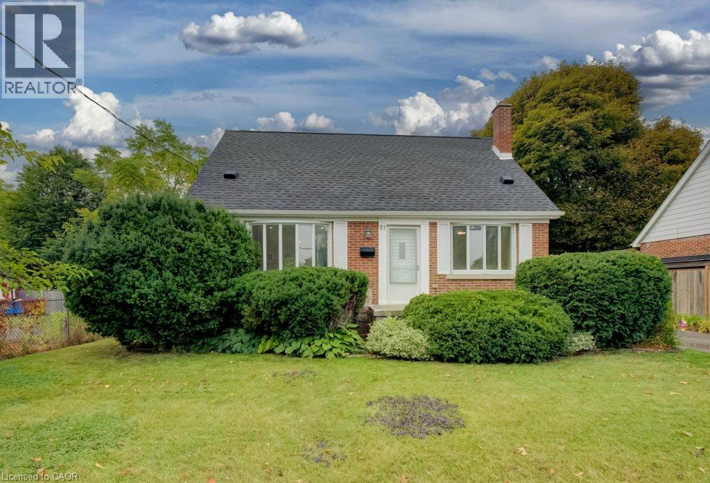 37 Margaret Avenue N Property Photo 3