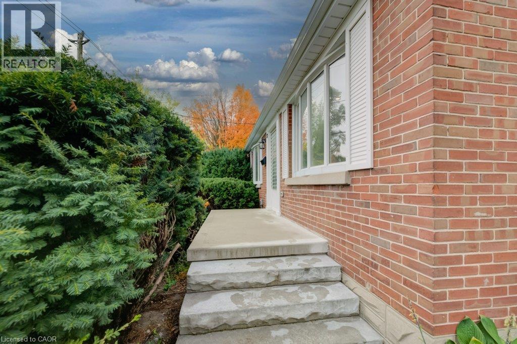 37 Margaret Avenue N Property Photo 4