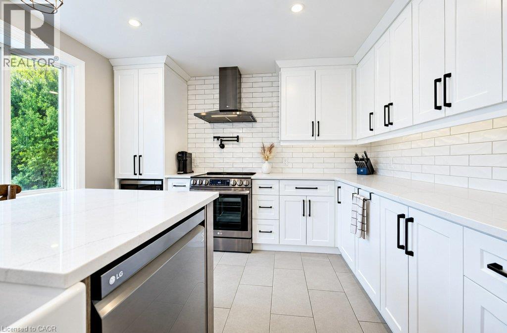 37 Margaret Avenue N Property Photo 8