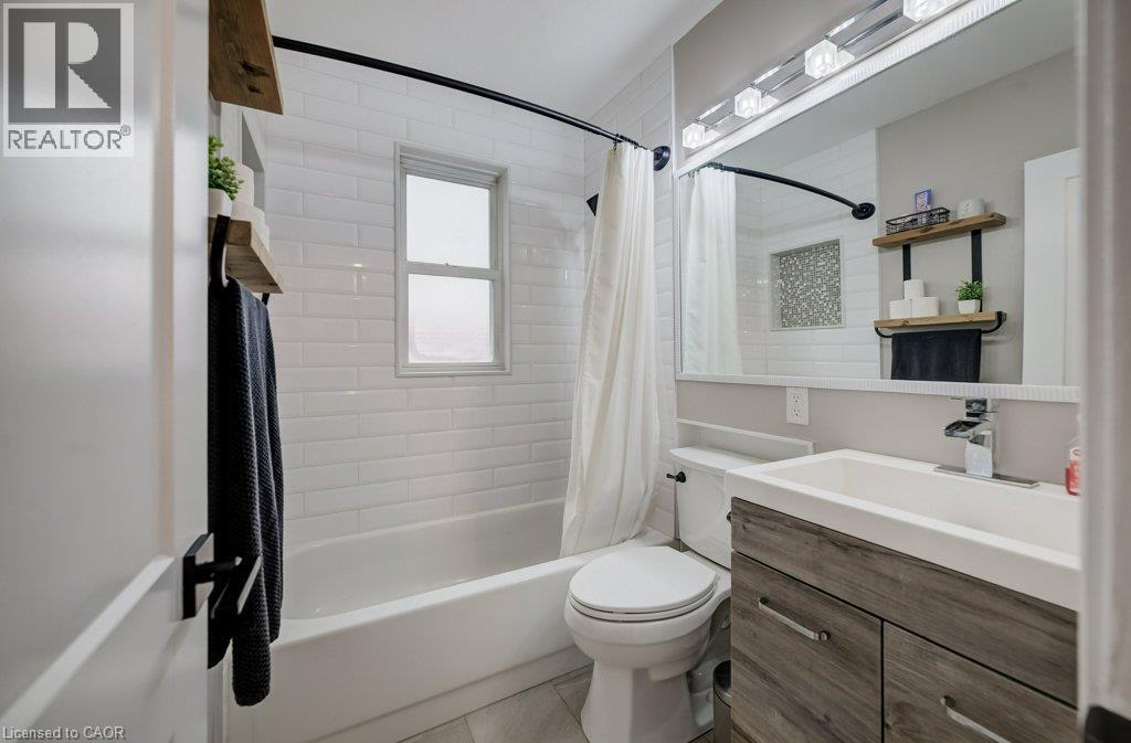 37 Margaret Avenue N Property Photo 14