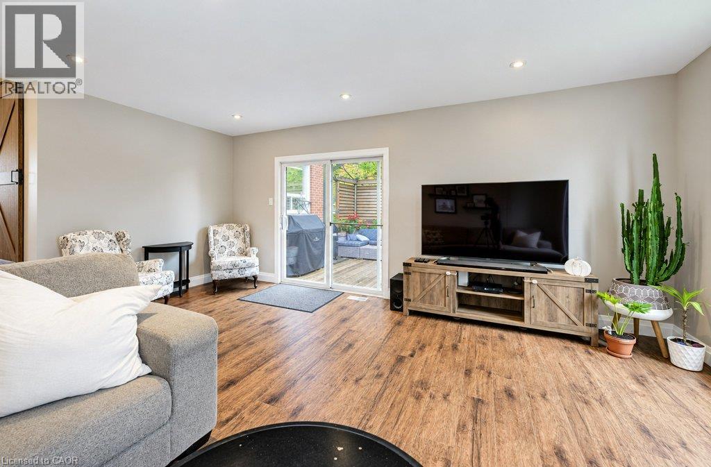 37 Margaret Avenue N Property Photo 21